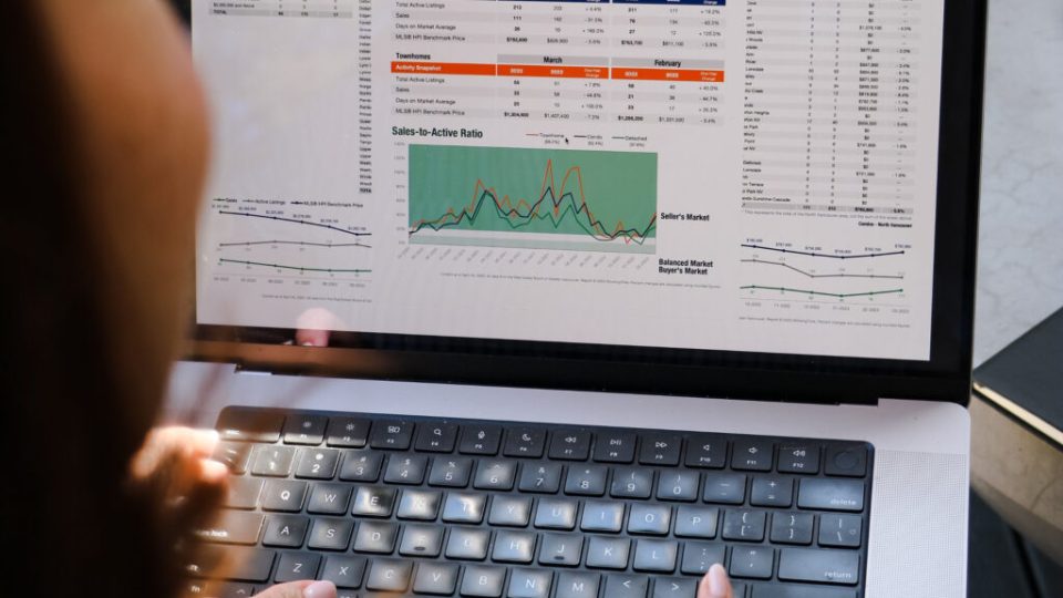 Market Stats on the laptop